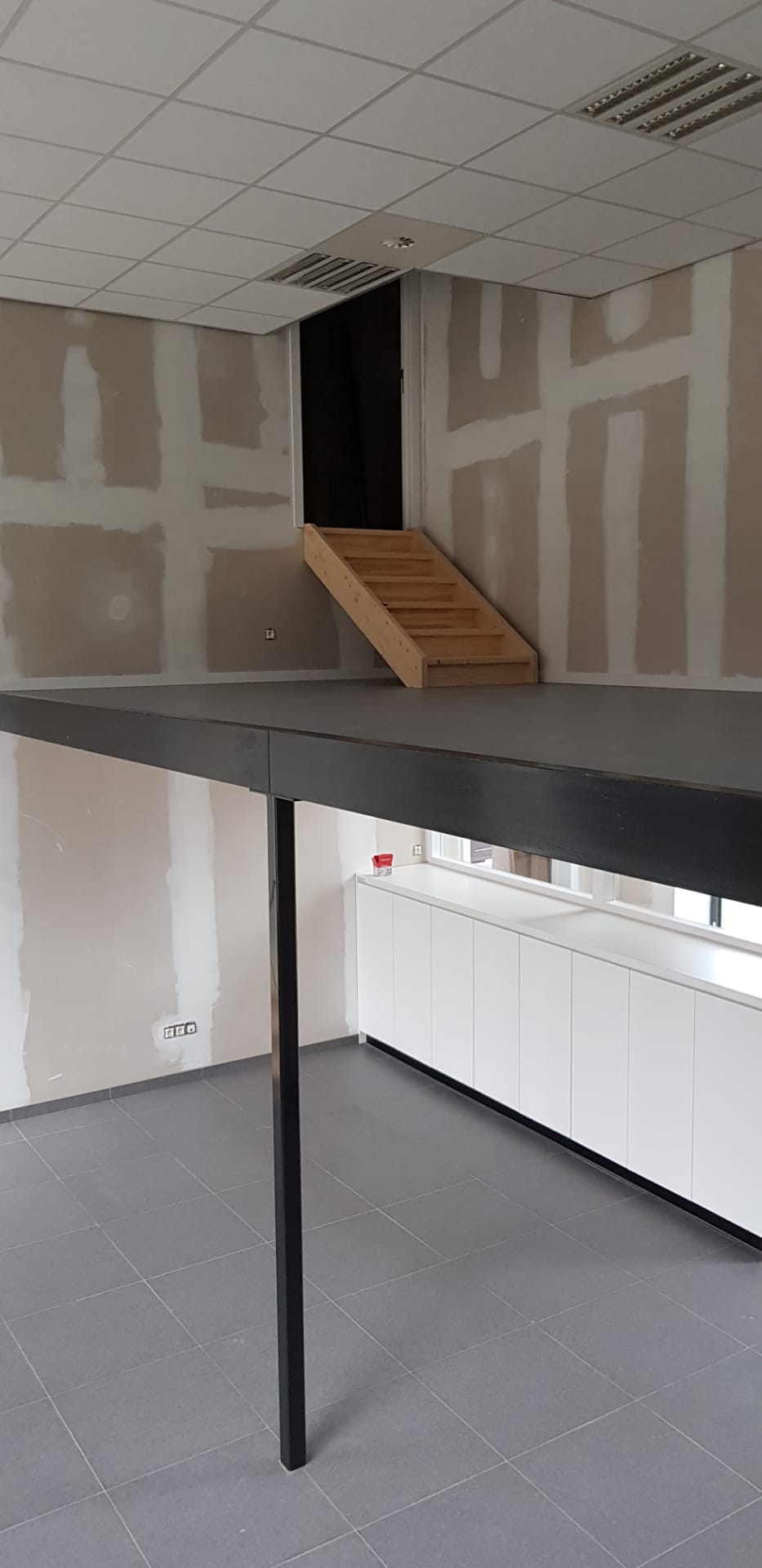 Binnendeuren, trappen, tussenvloeren en meubilair kleuterschool Waanrode - Vrago Interieur